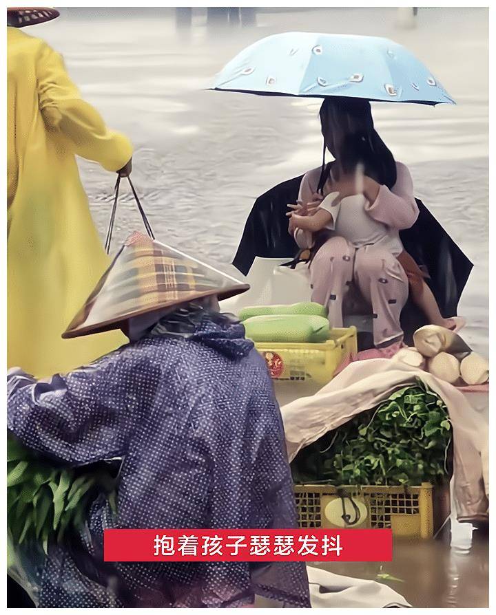 單親母親頂着狂風暴雨賣菜，抱着孩子淚流滿面，看完我感觸很深！