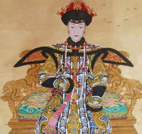 是乾隆在宝亲王府时娶的小侍妾,因为清朝皇室的习俗就是当皇帝或者