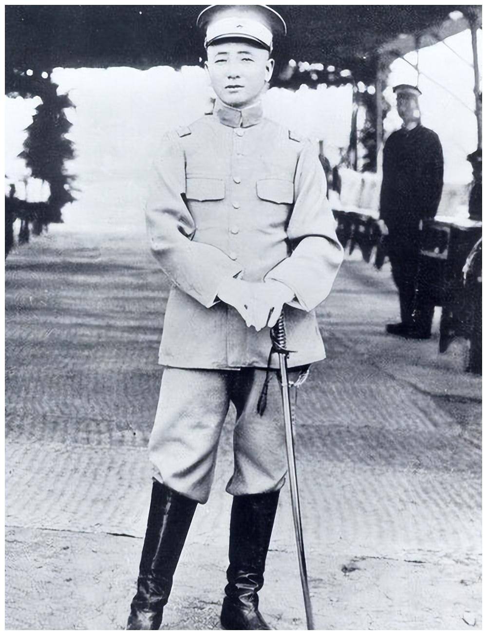 张作霖家辈辈穷,穷得连姓都改了,他是如何发家成为东北王的?