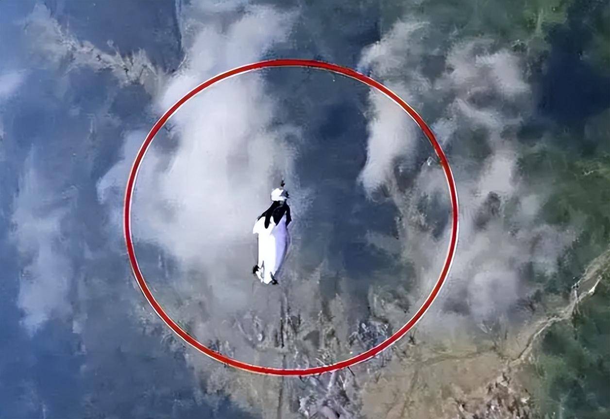 回顾:女孩翼装飞行去世,救命降落伞没打开,空中露出奇怪的微笑