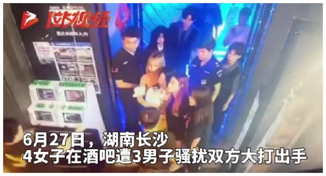 三男子酒吧内骚扰殴打女生,摁在地上锤头部,赔了3500!