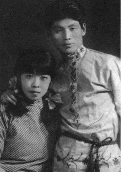 女作家萧红:滥情背后,根源在于原生家庭"极度缺爱"_萧军_陆振_汪恩甲