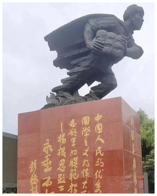 授予他"特级英雄"称号,1951年12月11日命名其生前所在连为"杨根思连"