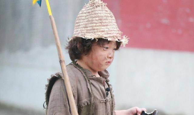 朱元璋路遇小乞丐保儿,将他带在身边抚养,从此明朝多了半壁江山