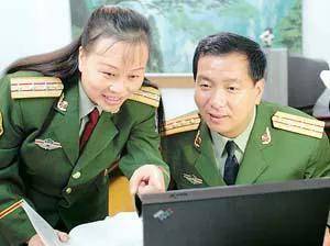 丁晓兵和妻子嫁给丁晓兵以后,陶婉珠作出了巨大的牺牲,此前她本来在大