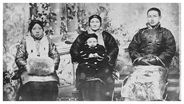 老蒋私生活混乱,贴身女秘书说出实情,宋美龄却替他保密一生