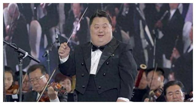 此人名叫舟舟,在他风光时一年就接到了上百场演出,每场都能赚的盆满钵