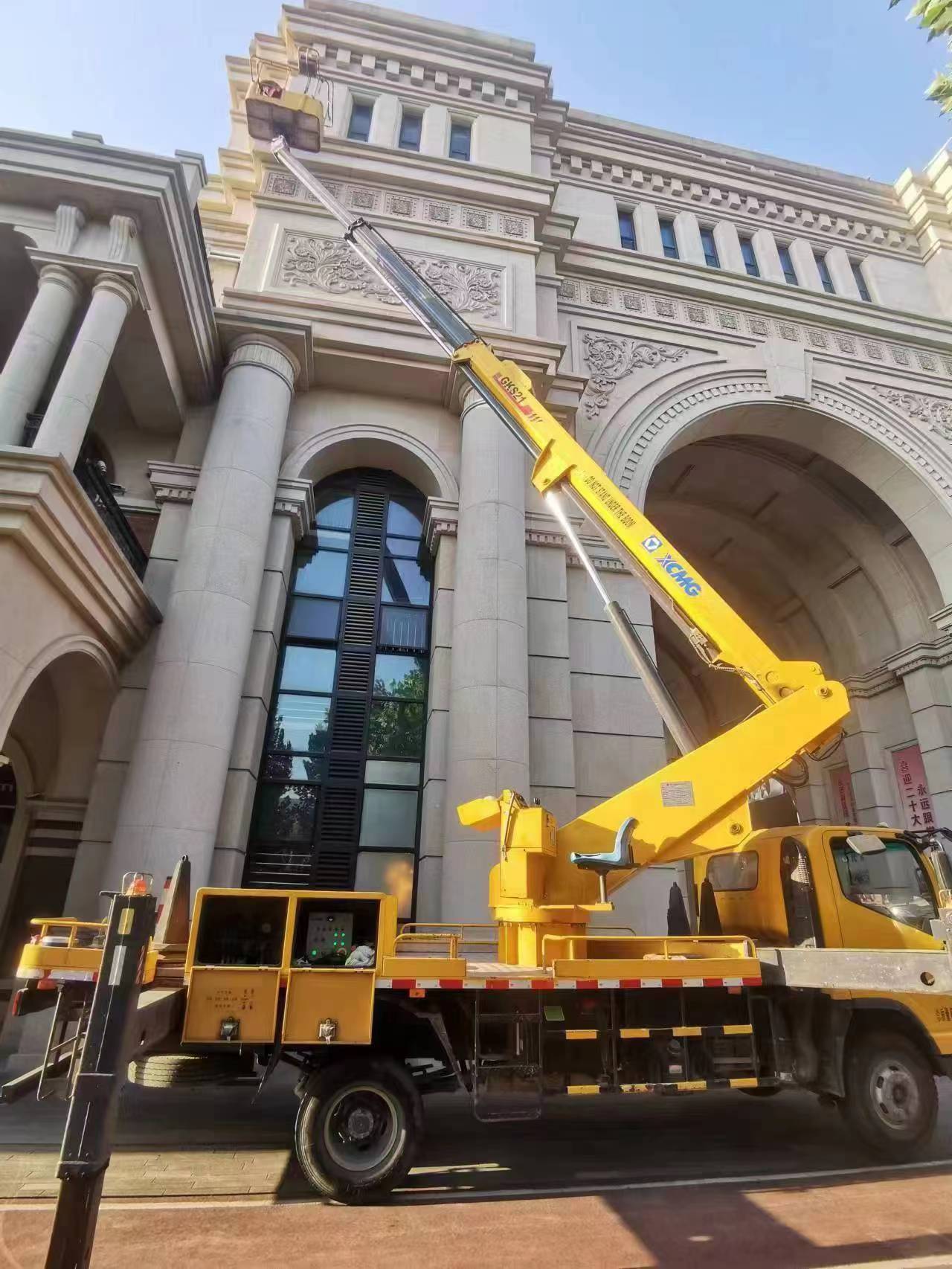来看看天津市武清区曲臂车租赁,28米高空作业车,升降平台出租