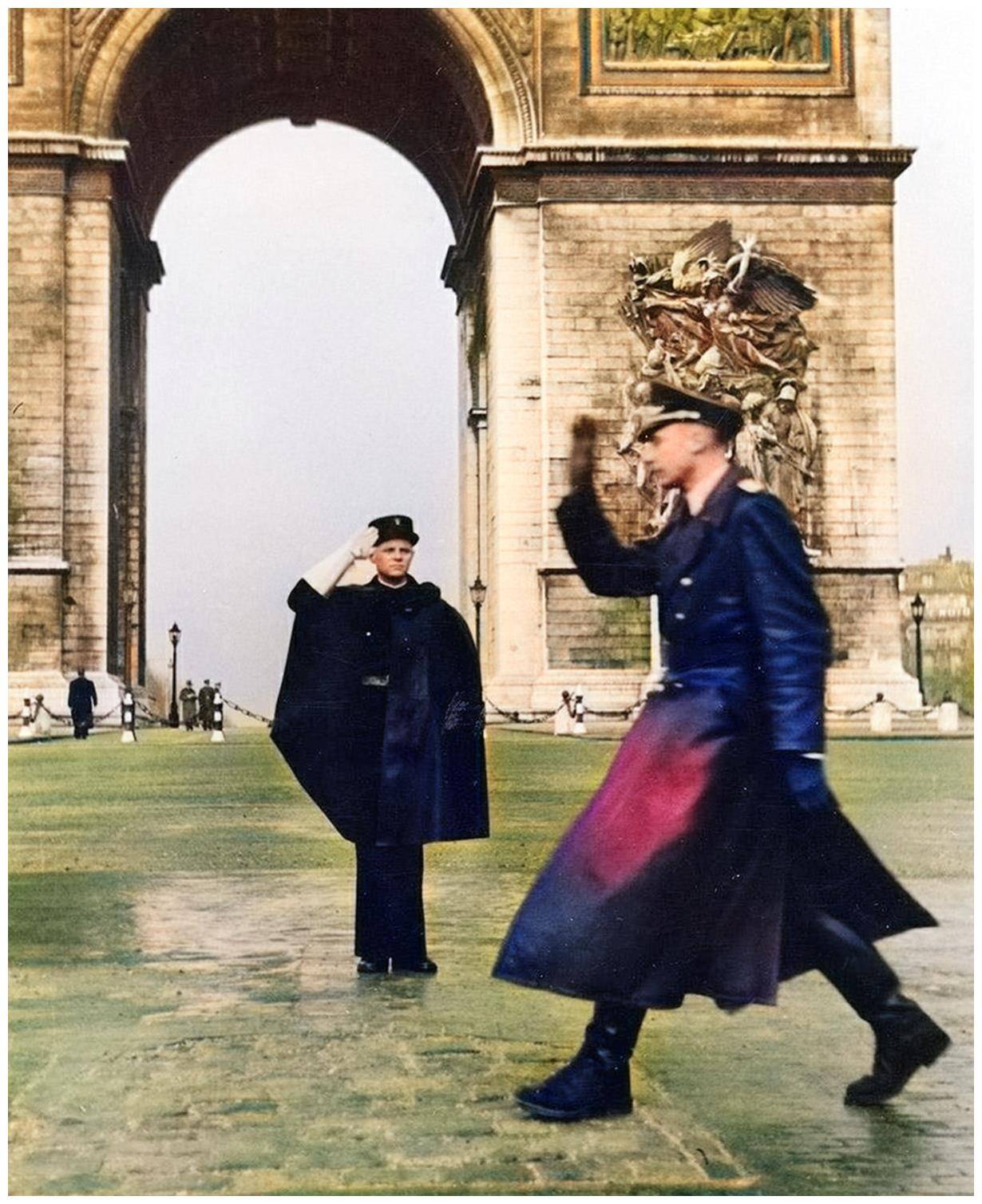 拿逃兵当靶子,法军戴面具玩牌,美军躺戈林床上睡觉_希特勒_德国_上图