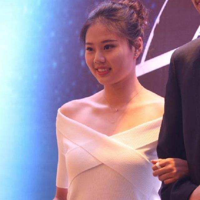女排的未来希望,出生在体育世家,身高186cm长着一副"明星脸"_龚翔宇