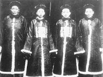 溥仪侍卫晚年拿出一幅画,文物局出十万收购,结果卖了两千万!