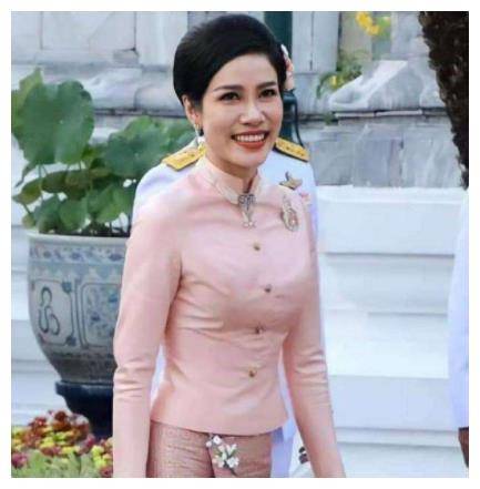 37岁青春与美貌都已不再巅峰状态的诗妮娜,更害怕玛哈国王对她彻底的