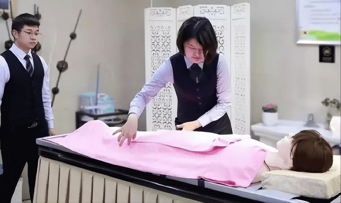 回顾入殓师吴津娜:一年处理5000具遗体,从不参加婚礼