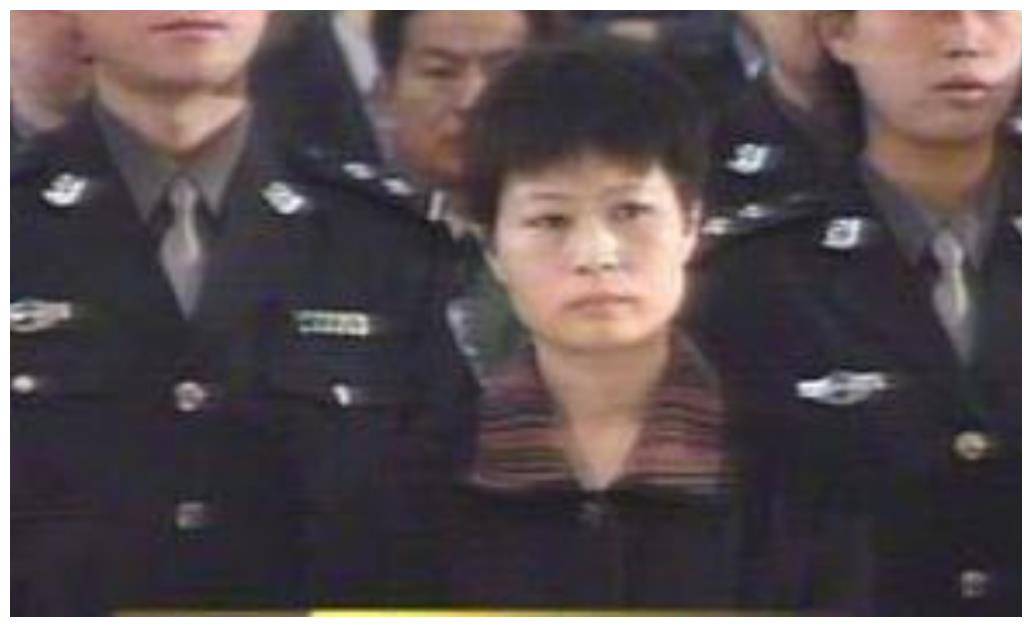 2000年悍匪张君被抓后,四名情人被判死刑,只有最痴情的她活