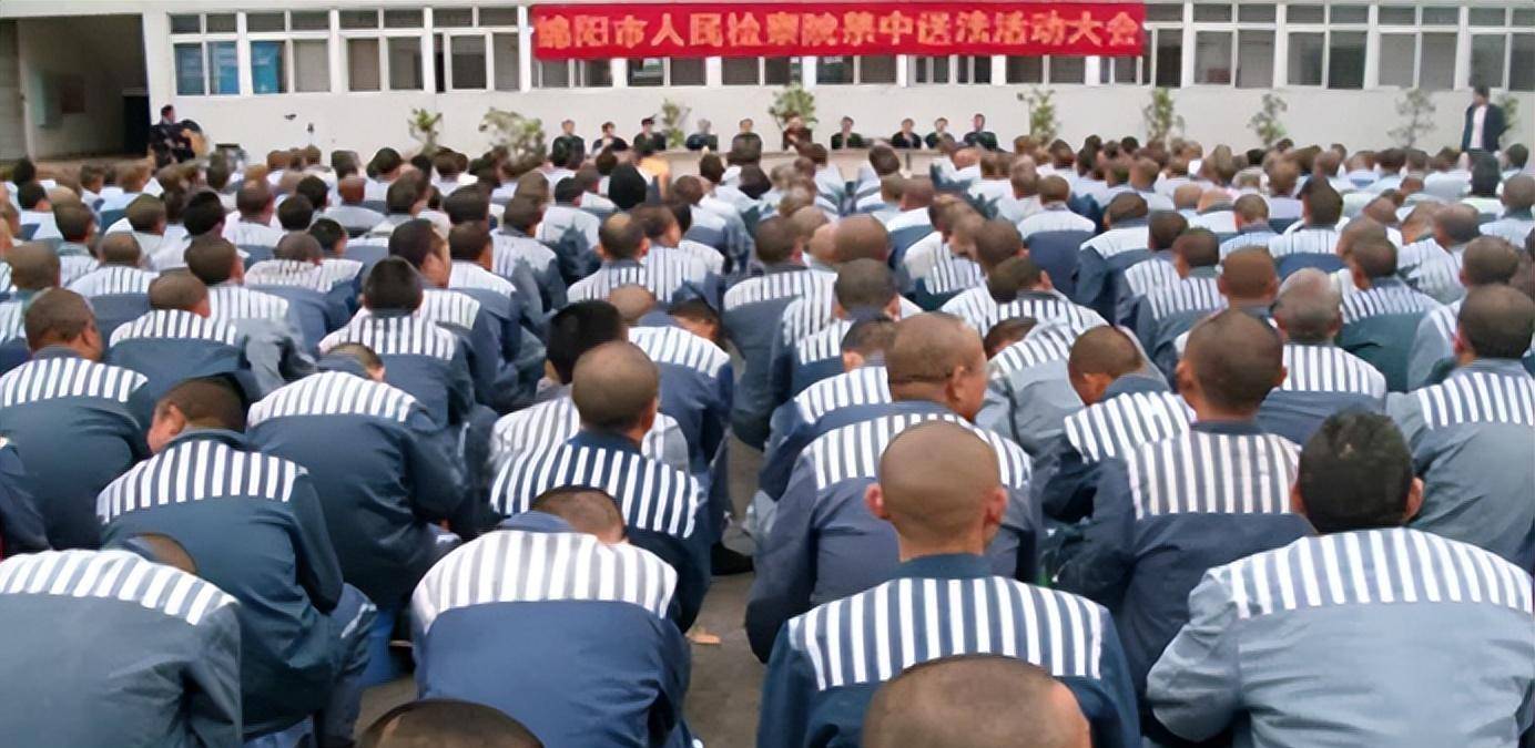为了尽可能了解李明山的心理状况,监狱再次派出了心理疏导师.