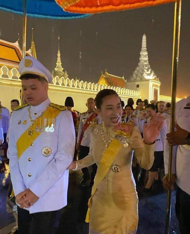 帕查拉公主带领提帮功王子,但提帮功王子却没有领会到姐姐的意思