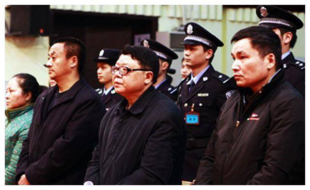 他是文强的儿子,找工作被朋友婉拒,父亲曾告诫他:不要仇视社会