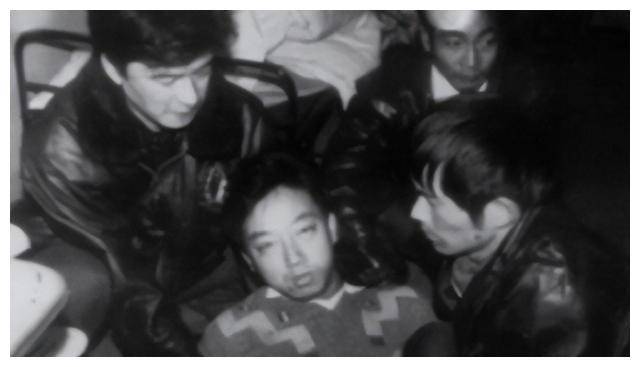 张明高被捕警方在敲开门之后,里面的租户直接掏枪便是要射击.