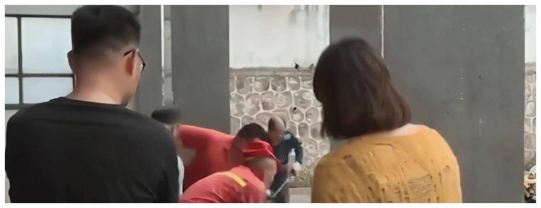 女子把2万元当垃圾扔了，环卫工翻10吨垃圾帮找回，她却站着观看