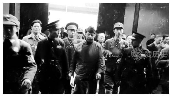 日本宣布无条件投降后,陈公博于1945年8月25日带着妻子李励庄以及情妇