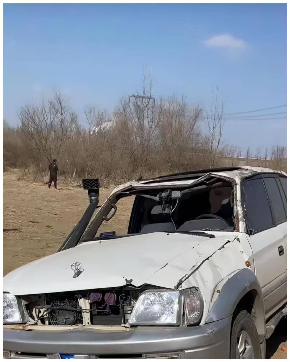 越野车冲网红坡翻车,翻转3圈落地,一伤一死,司机涉嫌过失致死