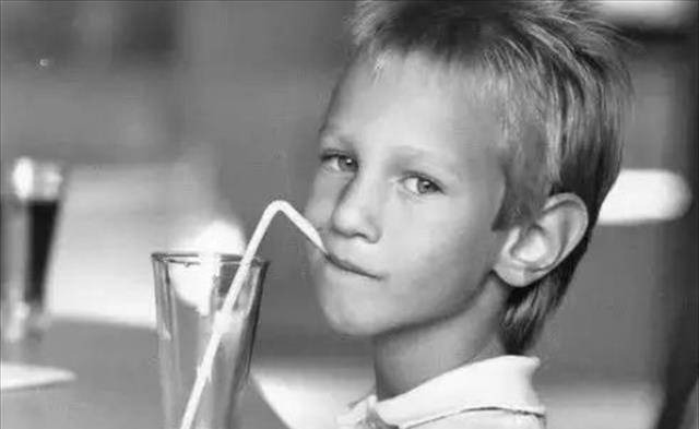 天生没有四肢,靠"嘴"逆袭身价过亿,迎娶亚裔娇妻,还生4个娃_尼克·胡