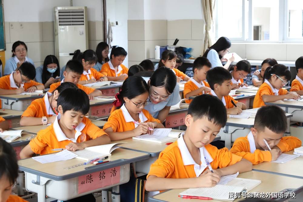 外国小学生上课图片