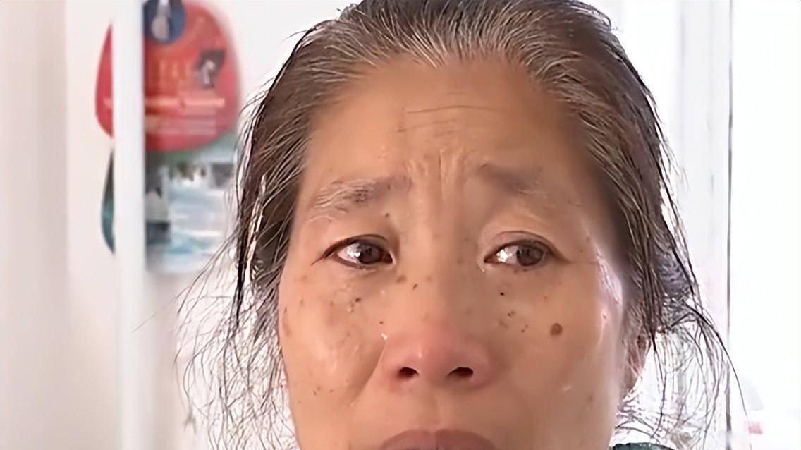 看见父母,奶奶,亲人却每天都露着笑脸,回答清晰地写到:"粘多糖病患者