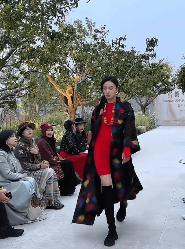 李亚鹏老婆重回模特t台!海哈金喜抱2岁女儿走秀,175身高美又飒