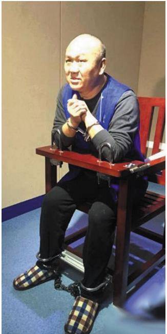 22年前抢银行208万的石二群,被捕时成亿万富翁,娶4个老婆生12娃