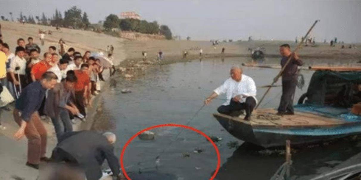 黄河捞尸人被称"黄河水鬼",直立在水中的尸体不能捞,禁忌不少