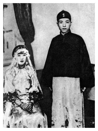 1927年11月在旅顺与参加满蒙独立的巴布扎布次子甘珠尔扎布结婚.