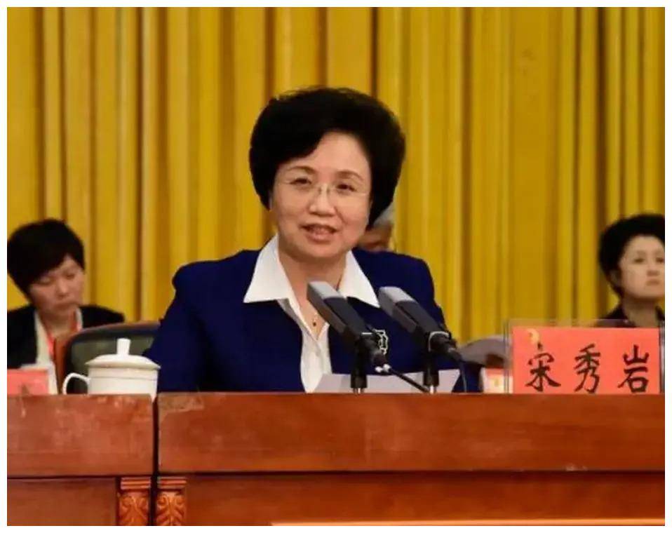 她是新中国历史上第二位女省长,28岁官至正厅级,如今69岁仍在工作