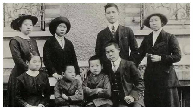 2005年,汪精卫儿子回国祭祖,看见父母跪像,嘴唇颤抖说了一段话