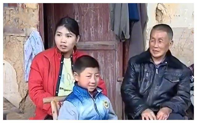 黎光友拿出了自己的文具递给母亲,告诉母亲让她写下名字和地址,可