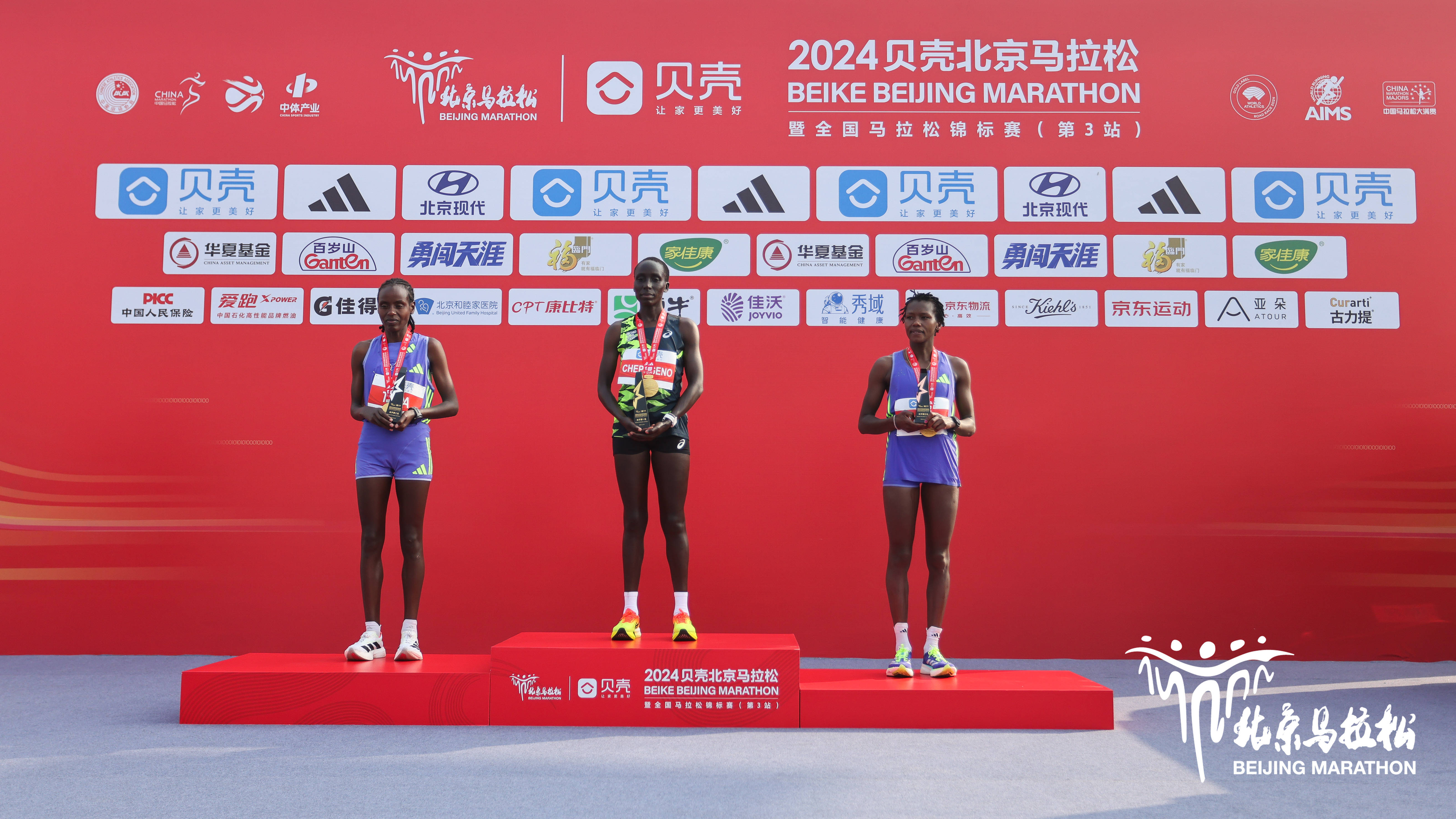 北京马拉松鸣枪开跑 陈天宇卫冕国内第一登上领奖台