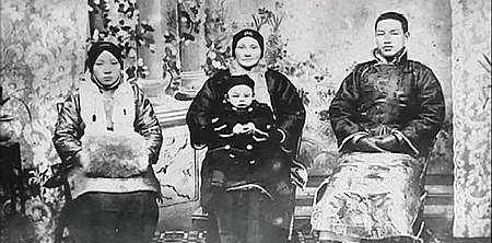 她是尼姑,还俗嫁大自己22岁的男子,生下一个家喻户晓的儿子