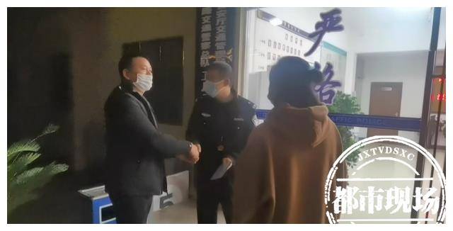 当晚11点半,女孩父亲从湖北驱车赶到了德兴.