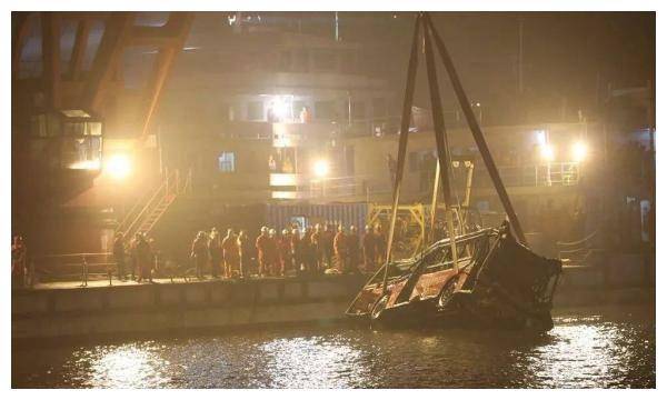 2人一时冲动,15人魂断长江,回顾2018年重庆公交车坠江特大事故