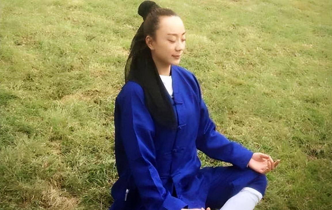 王焘贞再度到达徐景韶的坟前,断发为盟,然后一手执剑,一手拿拂尘,在