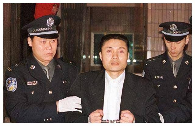 2001年悍匪张君在重庆伏法,临刑前向看守所民警道谢:你们很人道