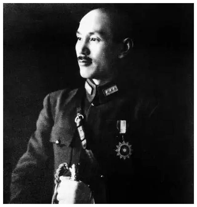 只见蒋介石微微一笑:"你这么年轻便坐到了军长的位置,年轻有为啊.