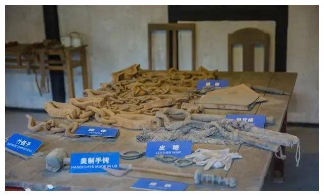 2007年,重庆渣滓洞女牢在大雨后惊现暗洞,洞中物品引出故事