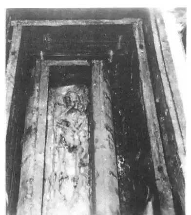 原创越王勾践剑出土后被新加坡借去展览,归还时却出现了一条明显裂痕