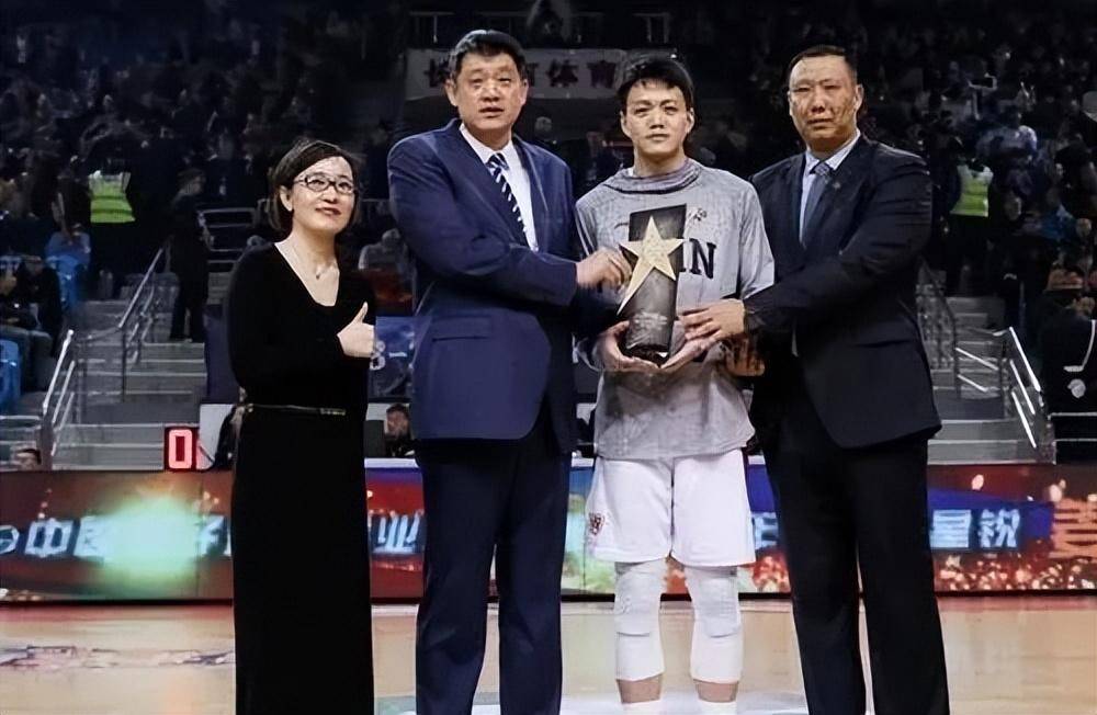 婚后,蒋丽慢慢淡出事业,并为孙军生下了一个可爱的女儿,名叫孙敬璇.