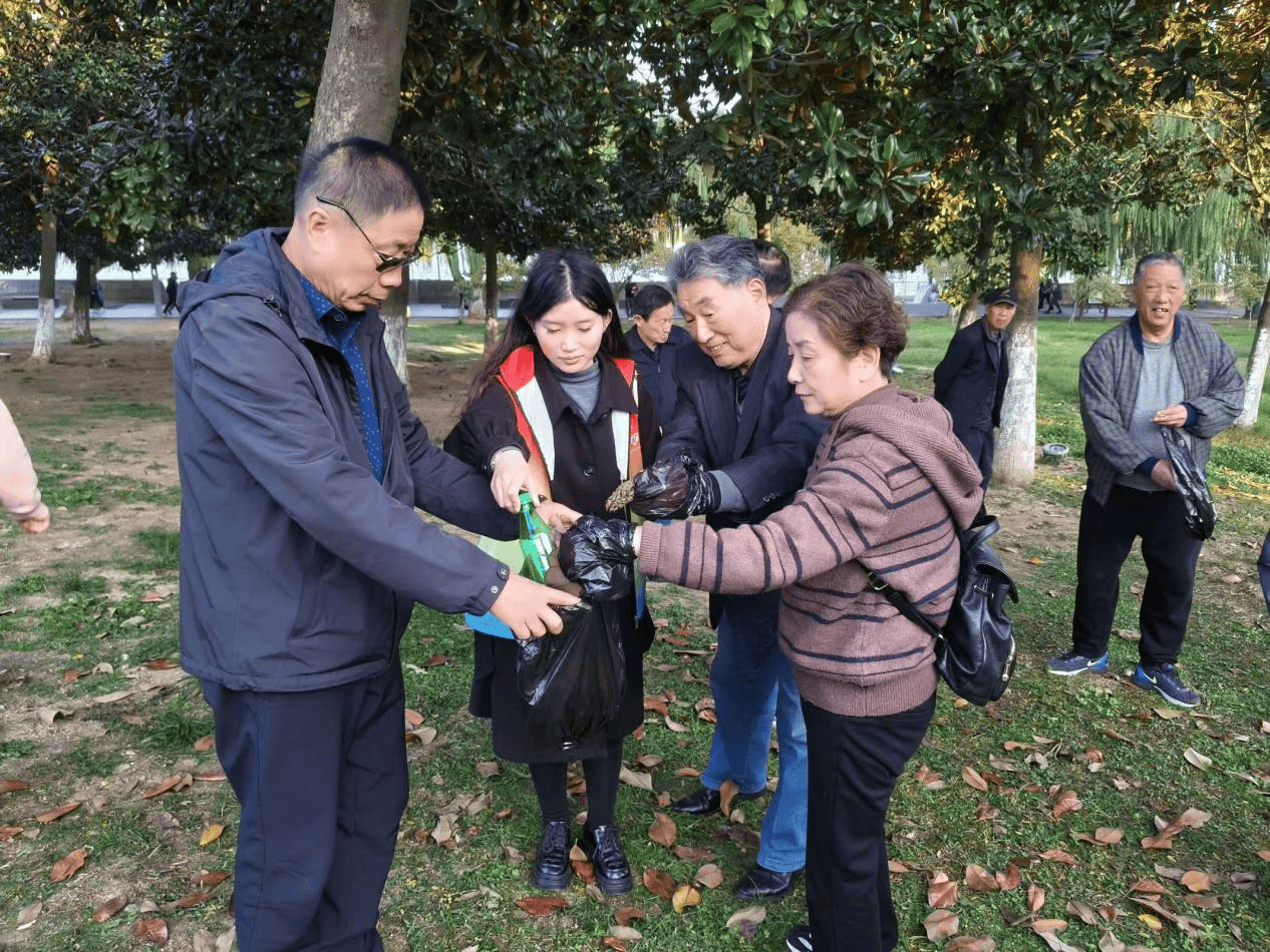 蚌埠治淮街道民政服务站开展 “捡拾垃圾 你我同行“志愿服务活动