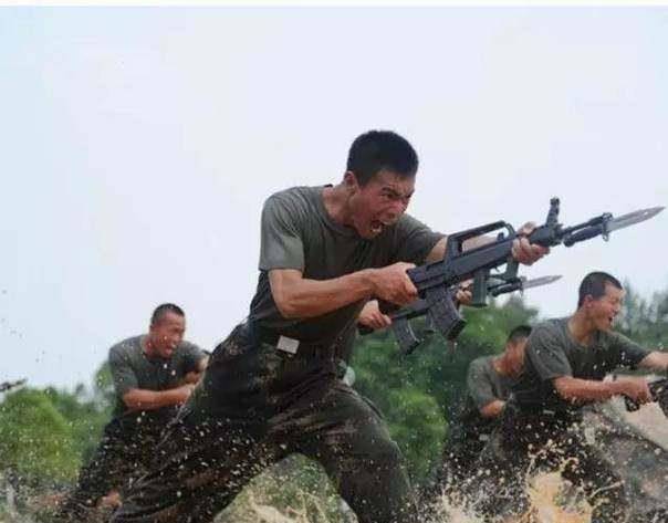 屁股后的印度军人拼刺刀还是学不会后面吃大亏_训练_印度军队_解放军