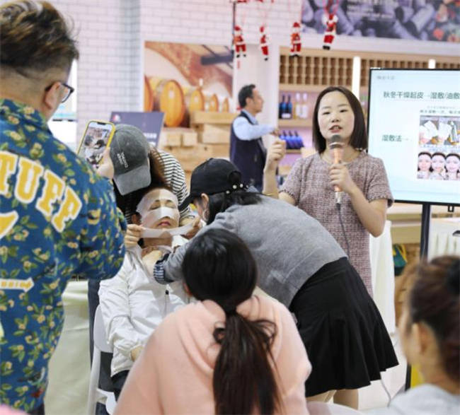 当然,柏卡姿邀请的西蒙老师也分享了护肤与彩妆的关系,揭秘秋冬日常妆