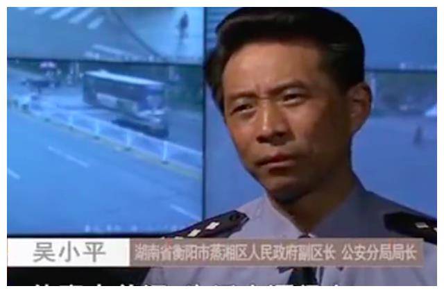 她赶紧到处寻找,就在找到窗帘后时,她看到了周军.