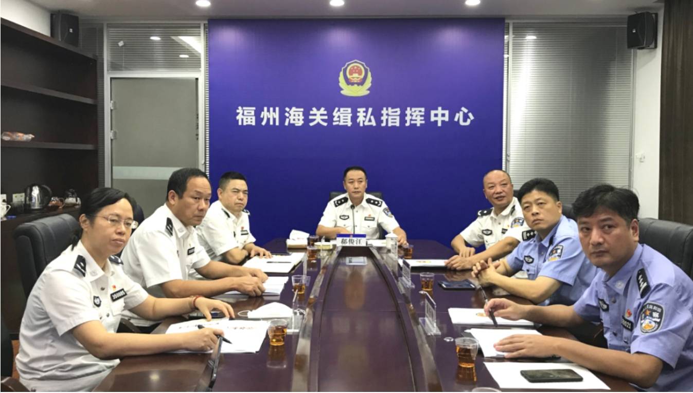 向位于台湾海峡附近及舟山群岛以北海域游弋的"大巴"接驳境外成品油